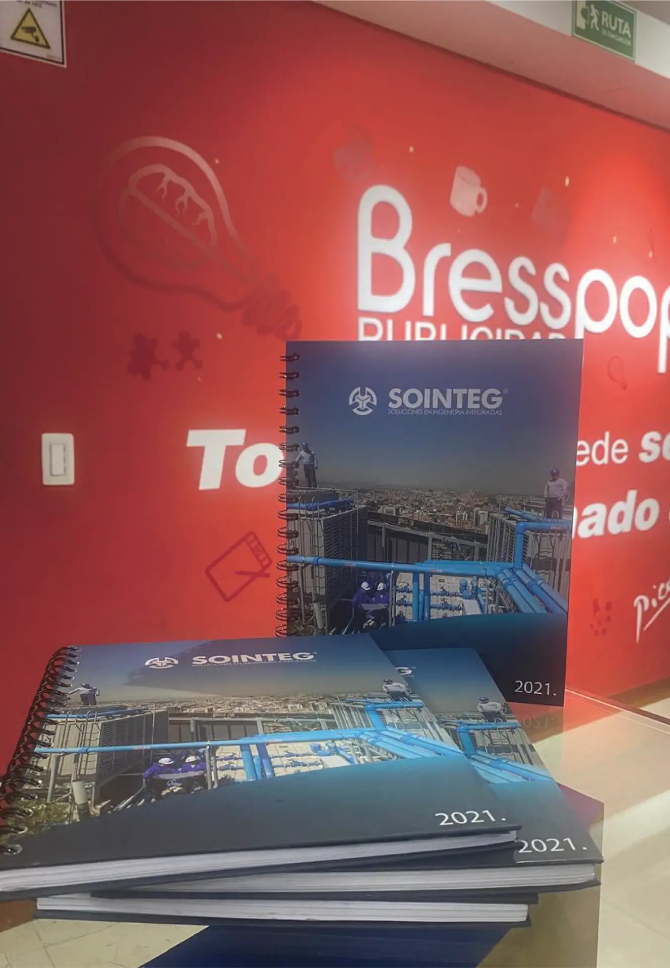 Agendas corporativas con anillado wire-o y portadas personalizadas para la empresa Sointeg, impresas con alta resolución en la litografía de Bresspop Publicidad.