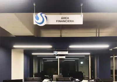 aviso banco colgando del techo