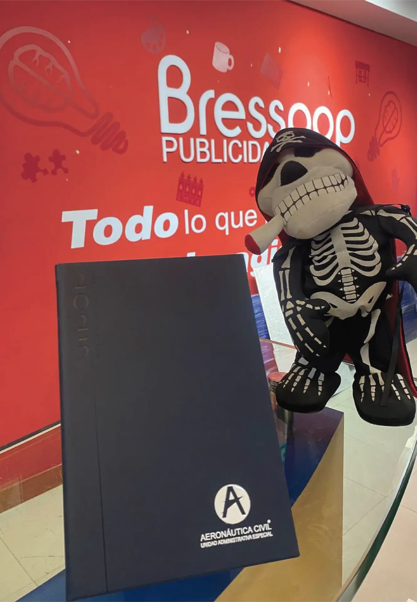 Agenda corporativa premium de tapa dura personalizada para la Aeronáutica Civil, con logo grabado y acabados de alta calidad en litografía, fabricada por Bresspop Publicidad.