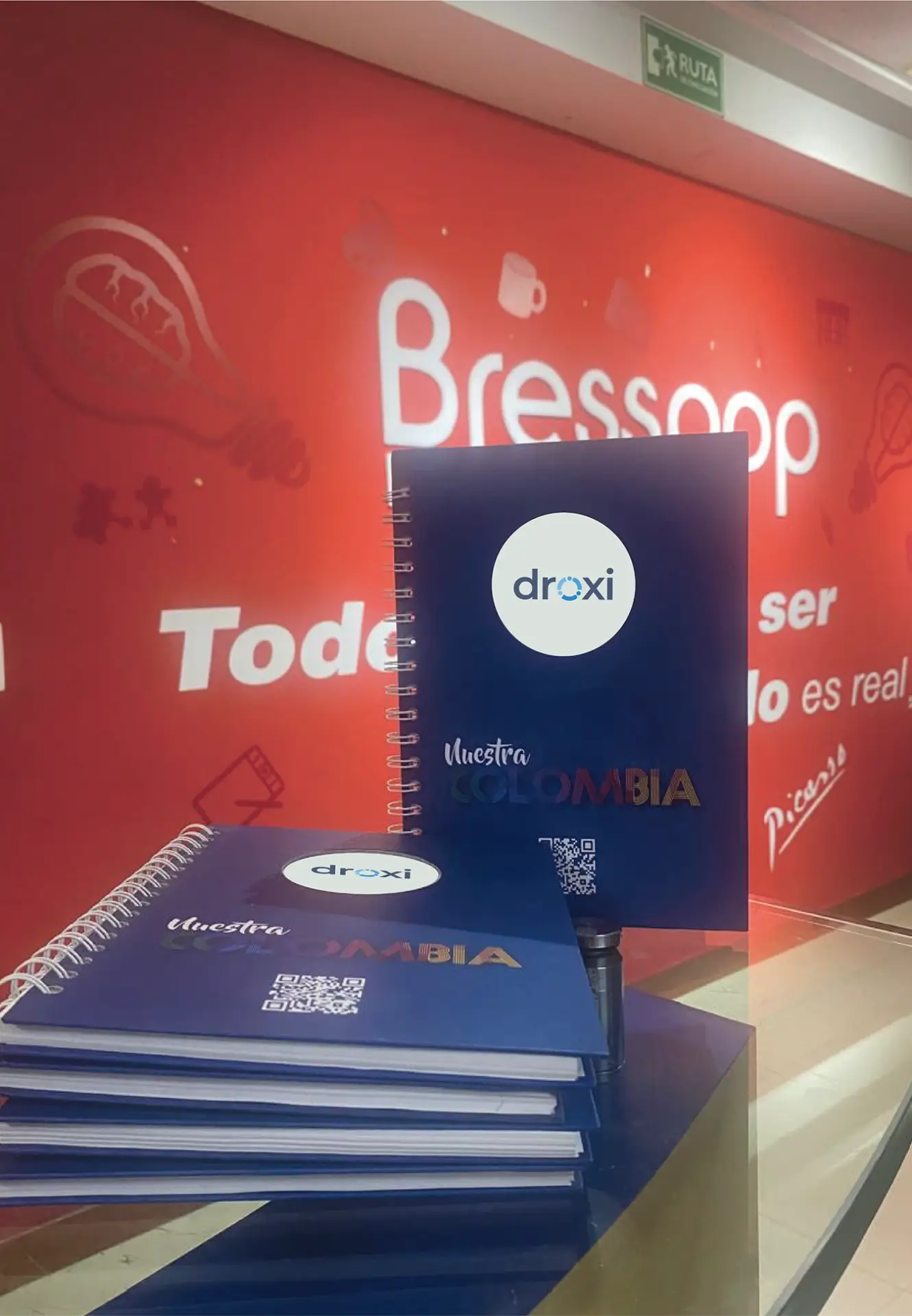 Agendas corporativas anilladas para Droxi, con portada personalizada que incluye código QR y acabados gráficos especiales, producidas por Bresspop Publicidad.