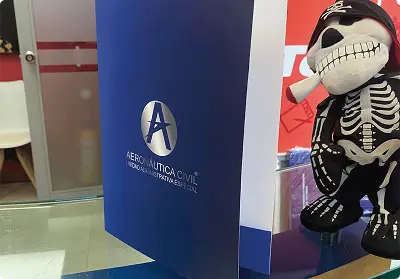 Carpeta corporativa de la Aeronáutica Civil con acabado de lujo en estampado plata, diseñada e impresa por Bresspop Litografía para presentación institucional de alta calidad.