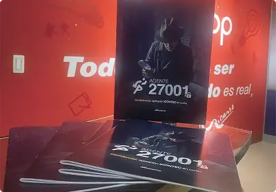 Colección de revistas y catálogos impresos por Bresspop con diseño publicitario de 'Agente 27001' para Inter Rapidísimo, con acabados brillantes y encuadernación profesional.