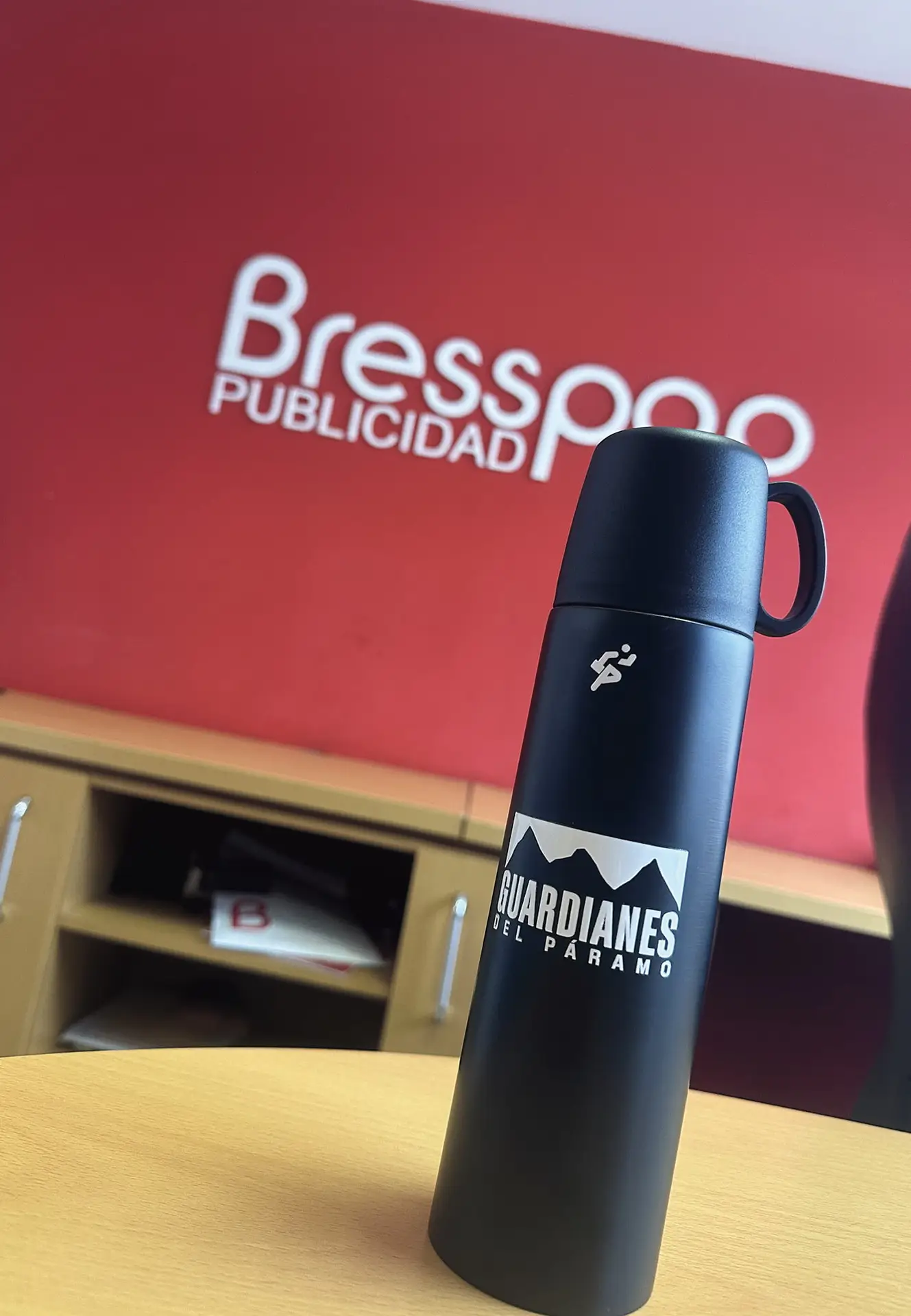 Termo metálico negro mate con grabado personalizado para "Guardianes del Páramo", un ejemplo de souvenirs corporativos de alta calidad fabricados por Bresspop Publicidad.