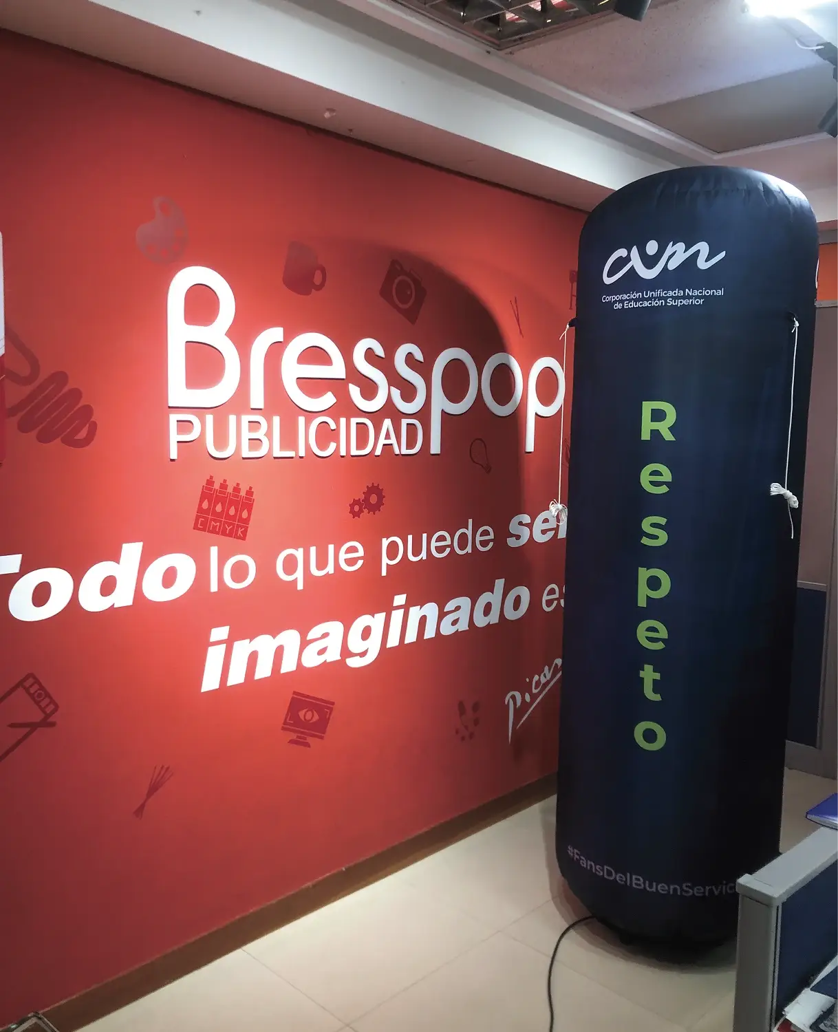 Tótem inflable publicitario de gran formato para eventos de la CUN, personalizado con logo y mensaje por Bresspop, perfecto para marketing promocional de alto impacto.